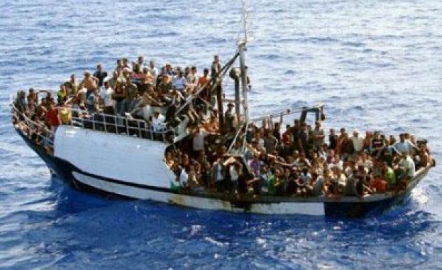 Немски кораб спасил 900 мигранти в Средиземно море