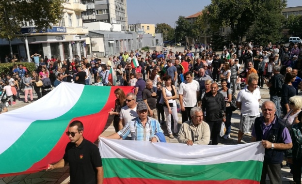 Около 200 души протестираха срещу бежанския център в Харманли