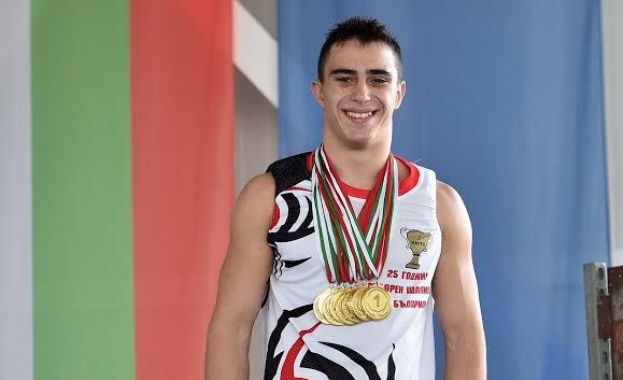 Иван Алмаджиев с осем златни медала от плувния турнир „Бриз“