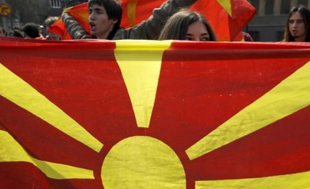 Вестник "Вечер": Все повече македонци търсят български паспорт