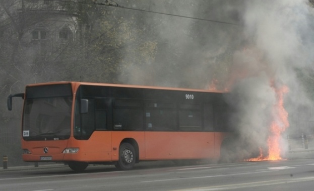 Автобус на градския транспорт се запали в района на "Орлов мост"