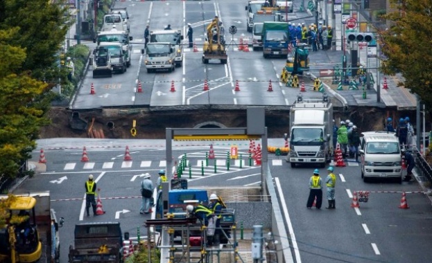 Гигантска дупка зейна в японския град Фукуока