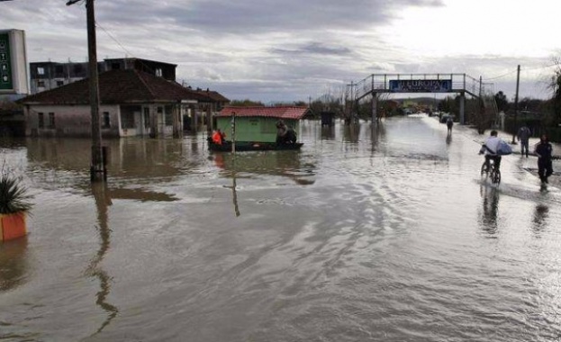 Три жертви взеха наводненията в Албания, евакуират части на страната