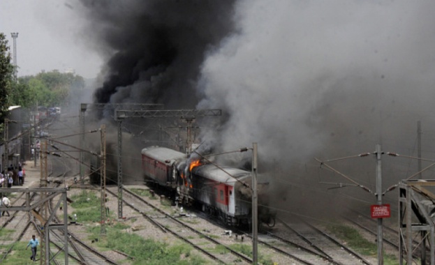 Повече от 90 загинали и 150 ранени при жп катастрофа в Индия