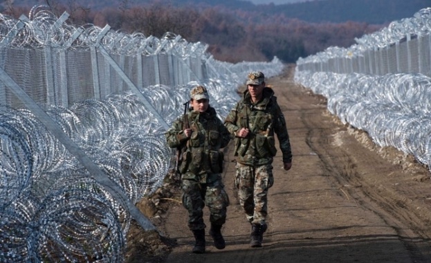 Сърбия спешно вдига ограда по границата с България и Македония