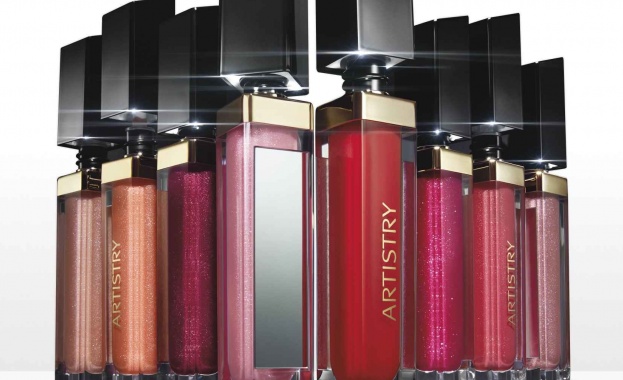 С новата колекция глосове Artistry Signature Color™ Light Up Lip Gloss винаги ще имате тема за разговор през новия сезон 