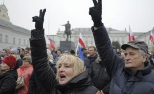 Трети ден продължава блокадата на полския парламент