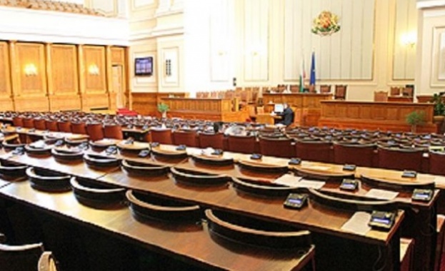 Депутатите излязоха в коледна ваканция до 6 януари
