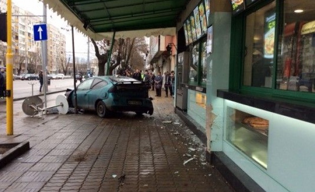 Автомобил се заби в заведение за бързо хранене в София, ранена е жена