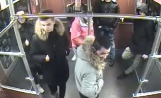 Мигрантите, подпалили бездомник в берлинското метро, обвинени в опит за убийство  
