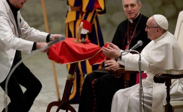 Забавни подаръци за папата на последната му аудиенция за годината