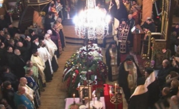 Стотици миряни и духовници изпратиха митрополит Калиник