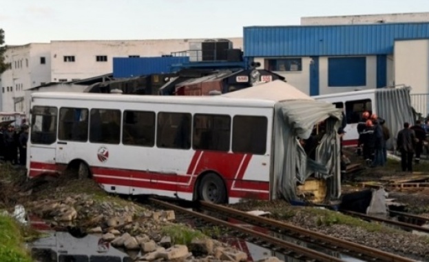 Влак се вряза в автобус в Тунис