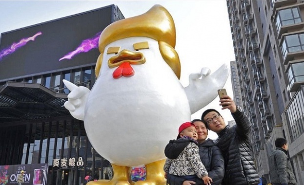 Китайски мол започва Годината на петела със скулптура на Тръмп като птица
