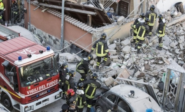 Ранени и изчезнали след срутване на сграда в Италия