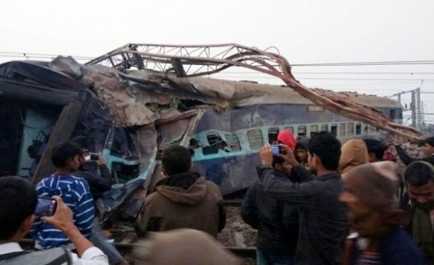 Влак дерайлира в Индия, над 60 са ранените (обновена)