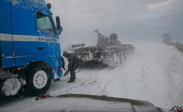 20 военнослужещи с 6 машини от сливенското формирование помагат на закъсалите на "Тракия"