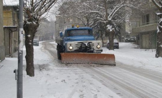 Над 150 снегорина са пръскали срещу леда в София  