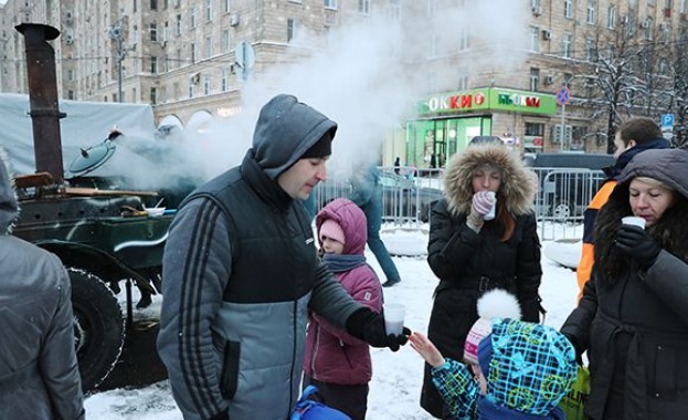 В Москва раздават топли напитки заради студа