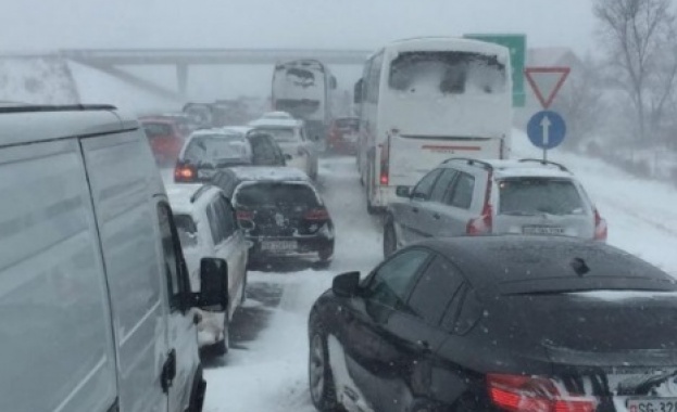 Верижна катастрофа в Сърбия блокира магистралата за България