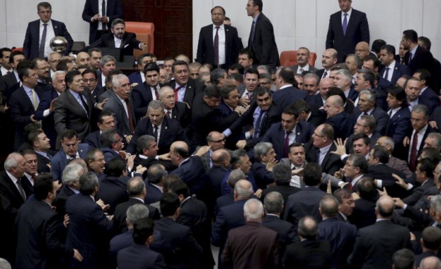 Турските управляващи и опозицията се сбиха в парламента