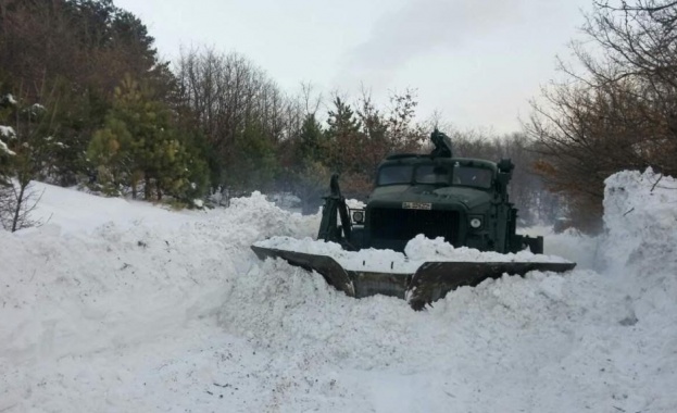 Военнослужещи от в.ф. 22220 продължават разчистванията на преспи в региона на Медвен