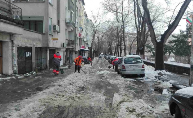 Напредва почистването на подходите към учебните заведения, кърпят се дупките по улиците в Бургас