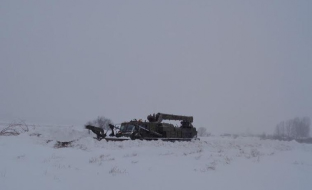 Сухопътните войски оказват съдействие при преодоляването на последствията от усложнената зимна обстановка 