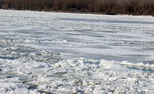 20 кораба заклещени по река Дунав заради леда 