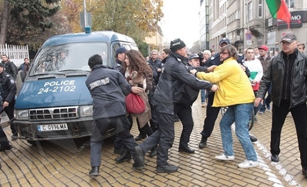 Проектонаредба позволява на полицаите да бият бременни и деца при масови безредици