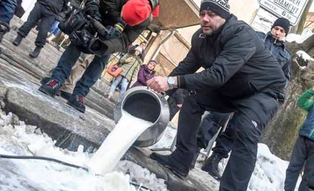 Фермери разляха мляко на протест срещу наредба за субсидии 