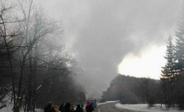 Автобус с пътници се запали в движение, но няма пострадали