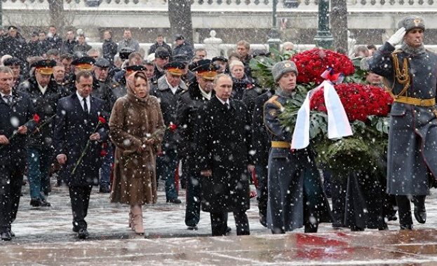 Владимир Путин поднесе венец на паметника на Незнайния воин в Москва