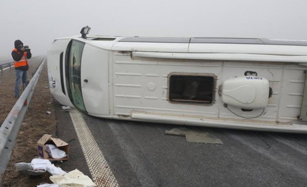 Микробус, превозващ пътници, катастрофира на АМ "Тракия", 8 души са пострадали
