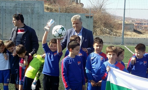 Манол Генов награди победителите от турнир по минифутбол край Асеновград