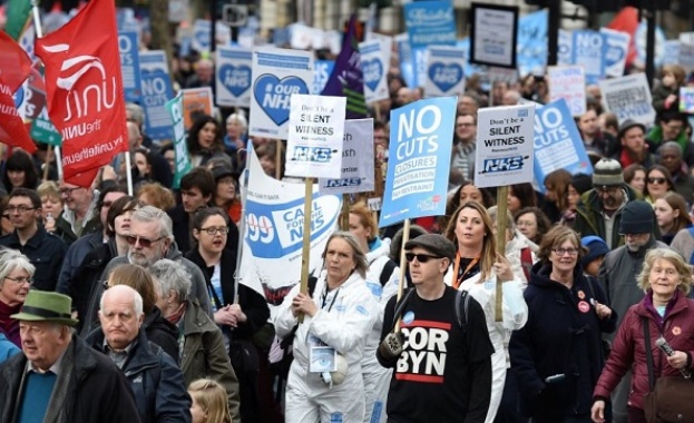 Четвърт милион британци протестираха срещу икономиите в здравната система