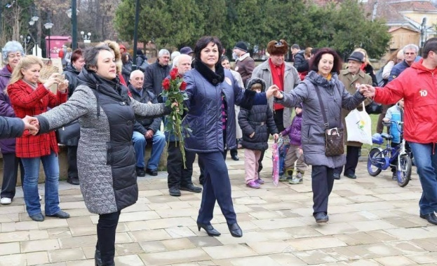 Корнелия Нинова: Щеше да е хубаво да стоим пред вас с човека от Банкя, но той се скри