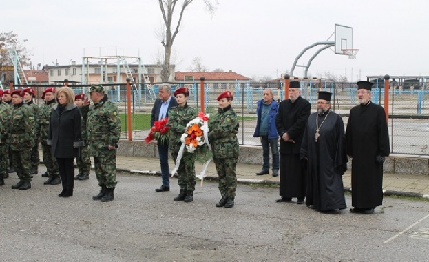 Манол Генов поднесе цветя на паметната плоча във военното поделението в Асеновград