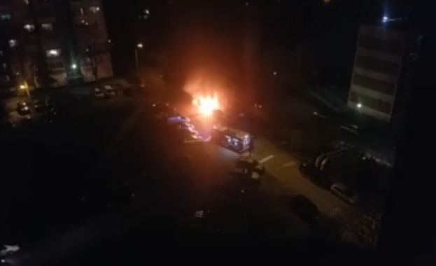 Взрив и горящи коли стреснаха столичен квартал