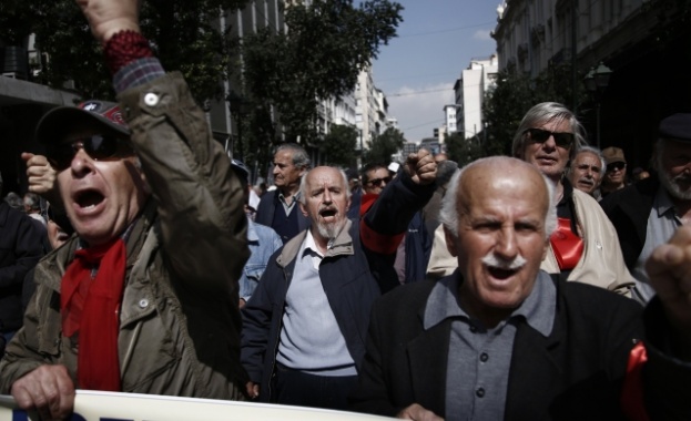 В Гърция призовават: Не режете пенсиите, отрежете си гърлата