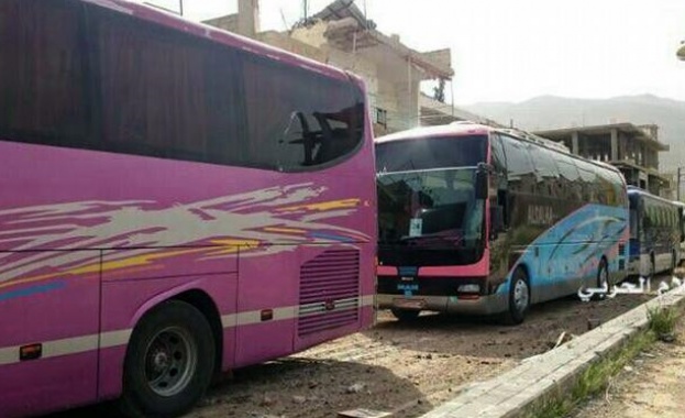 Кола-бомба се взриви сред евакуиращите се в Сирия, уби десетки и рани над души