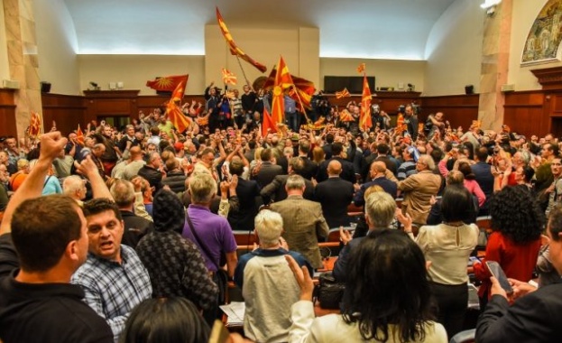 Трима депутати от ВМРО-ДПМНЕ остават в ареста за погрома в македонския парламент