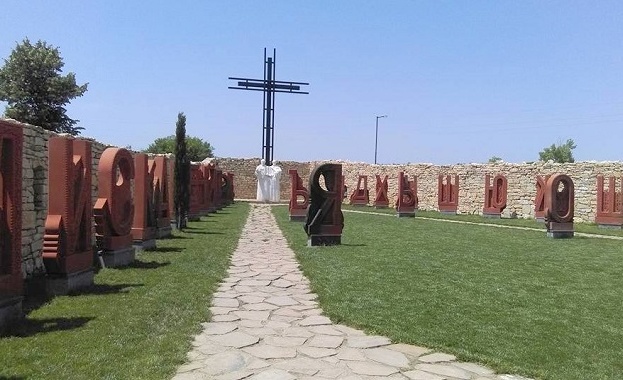 Освещават паметника на Св. Цар Борис I Михаил в Двора на кирилицата в Плиска