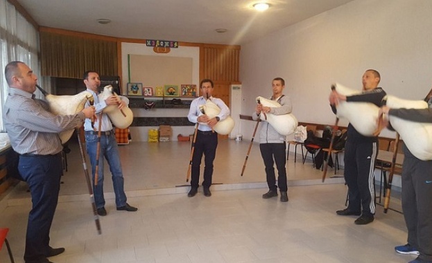 Родопска община купи „служебни“ гайди да учат младите да свирят