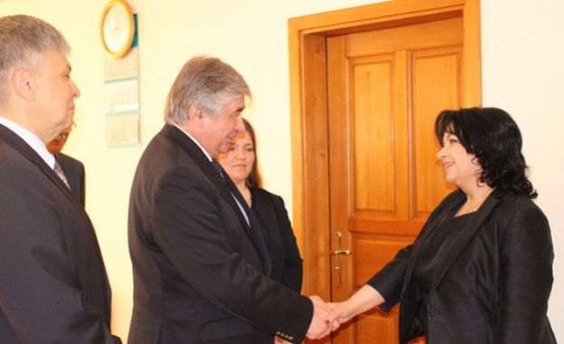 Петкова и Макаров обсъдиха "Белене" и газовите връзки