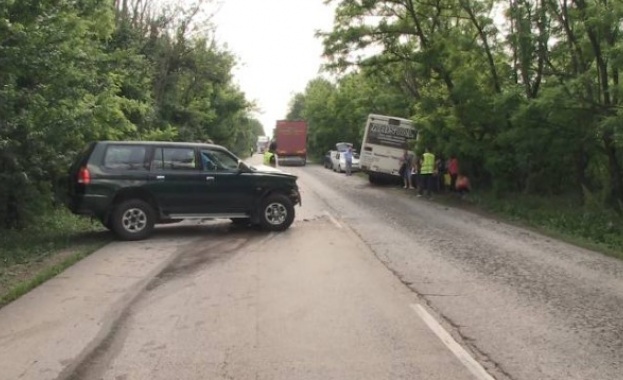 Джип удари автобус на пътя Русе-Бяла