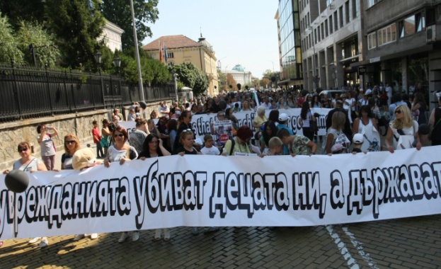 Родители на деца с увреждания излязоха на протест пред парламента