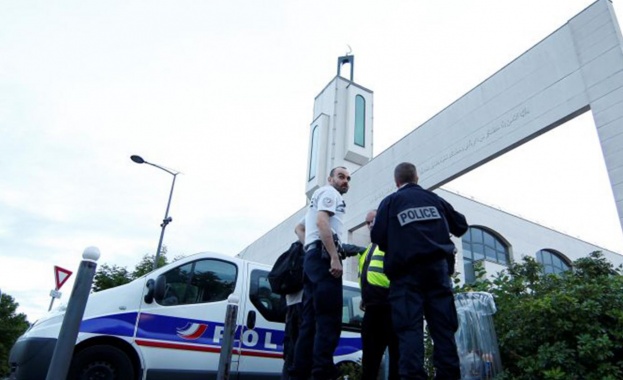 Арменец опита да вреже колата си в мюсюлмани в Париж, искал отмъщение