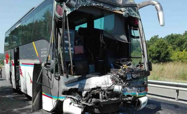 Тежка катастрофа между два автобуса на пътя Бургас - Созопол, трима пострадаха (обновена)