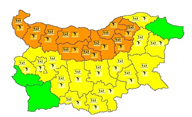 Обявен е оранжев код в 10 области в страната